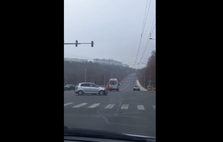 Авария в Кишиневе: в машину скорой помощи врезался автомобиль