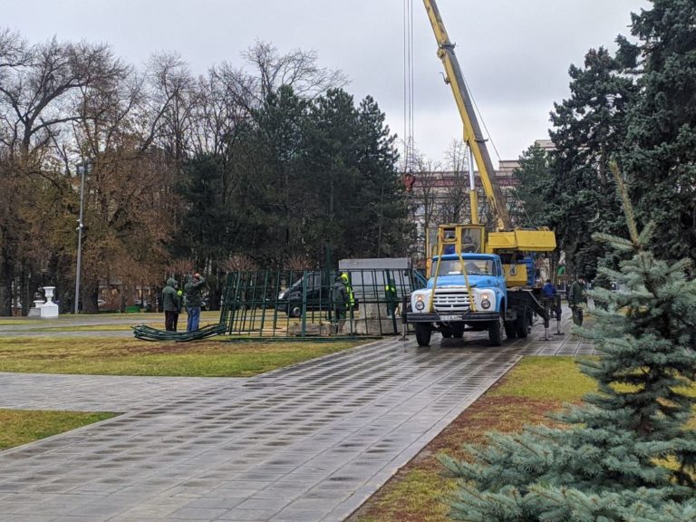 В центре Кишинева началась установка новогодней елки