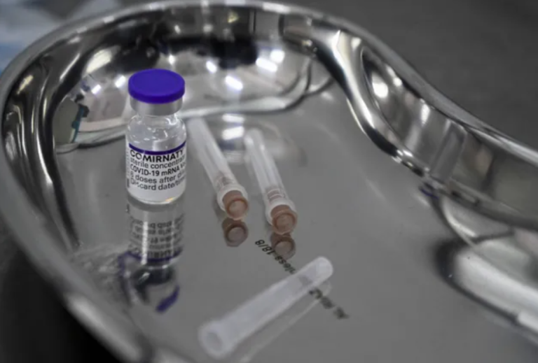 Одна из компаний, участвовавших в испытаниях вакцины Pfizer, фальсифицировала данные. Когда сотрудница заметила это, ее уволили