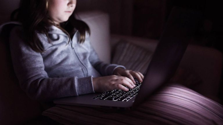 Люди пережившие сексуальное насилие в Интернете, дали рекомендации властям
