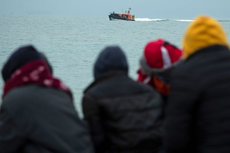 Десятки мигрантов найдены мертвыми в водах Ла-Манша