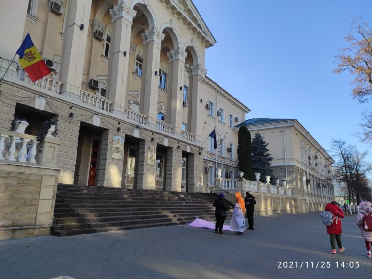 (ФОТО) Протестует третий день. Мужчина продолжает просить встречи с главой МВД