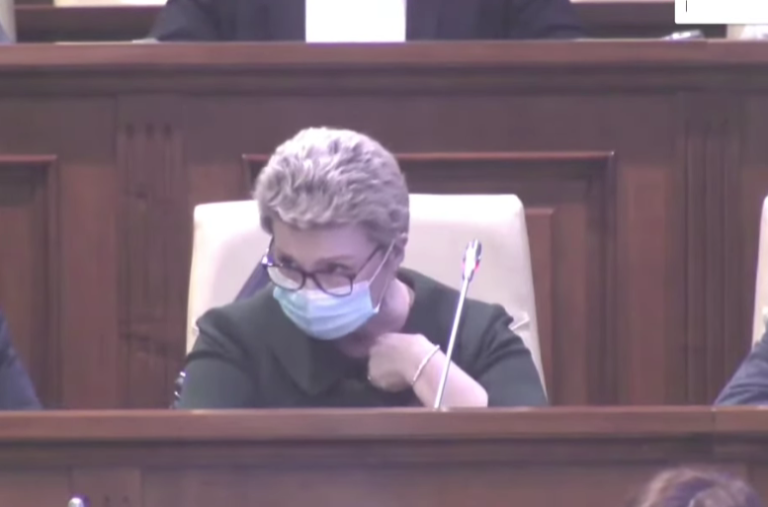(ВИДЕО) Эмоции в Парламенте. Журналистка Лариса Маноле расплакалась на заседании законодательного органа