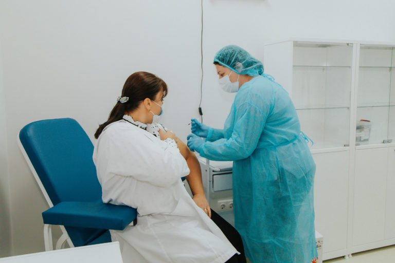 В погранполиции начали введение бустерной дозы вакцины против COVID. Росиян Василой тоже получил вакцину и рассказал о впечатлениях