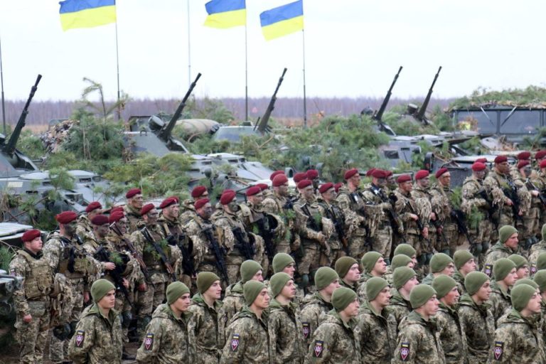 Воздушно-десантные войска Украины проводят учения на фоне растущей пограничной напряженности