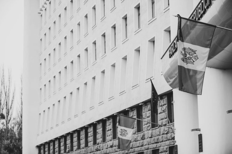 Государственный флаг на здании Парламента был приспущен в память о Валентине Русу-Чобану