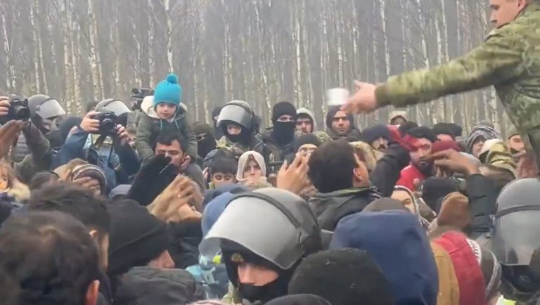 (ВИДЕО) Тысячи мигрантов бросились получать гуманитарную помощь от ООН