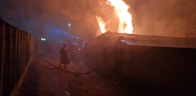 (ВИДЕО) В селе Пересечино сегодня ночью загорелся дом