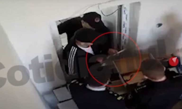 (ВИДЕО) Одному из заключенных передали нож в посылке. Работники тюрьмы никак не отреагировали