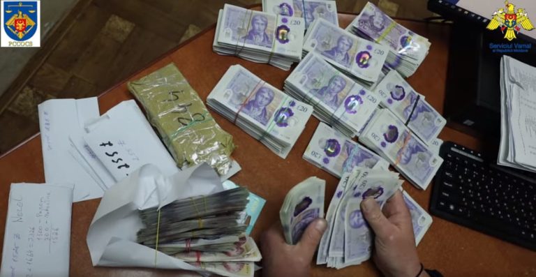 (ВИДЕО) Водитель автобуса попытался перевезти через границу 84 000 фунтов стерлингов. Что ему грозит