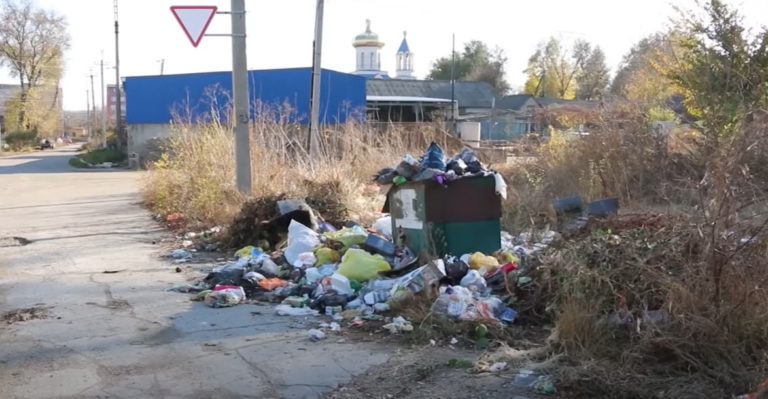 (ВИДЕО) Мусорный коллапс в Басарабяска: Отходы скапливаются вдоль дорог, а ЖКХ на грани банкротства