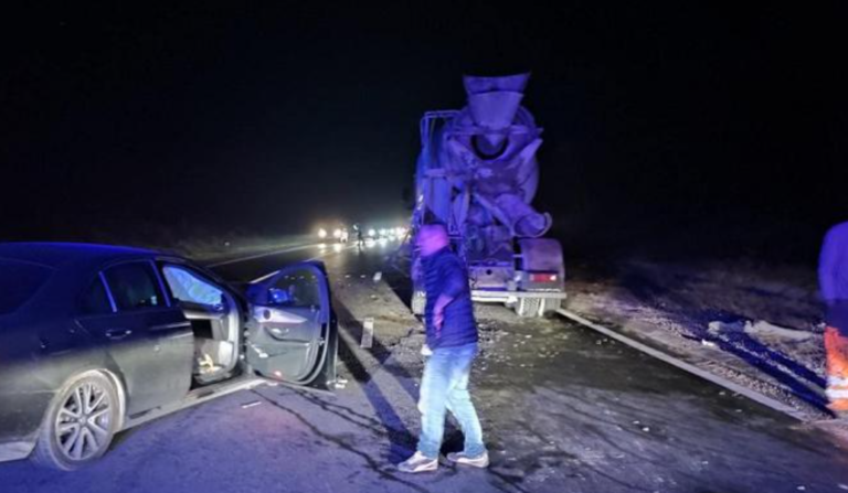 Авария в Яловенах: Mercedes врезался в грузовик, пол машины снесено