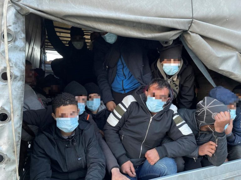 (ФОТО) В Венгрии задержали водителя из Молдовы. Он перевез в грузовике 97 нелегальных мигранта