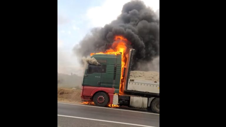 (ВИДЕО) На трассе Кишинев-Хынчешты загорелся грузовик с гравием
