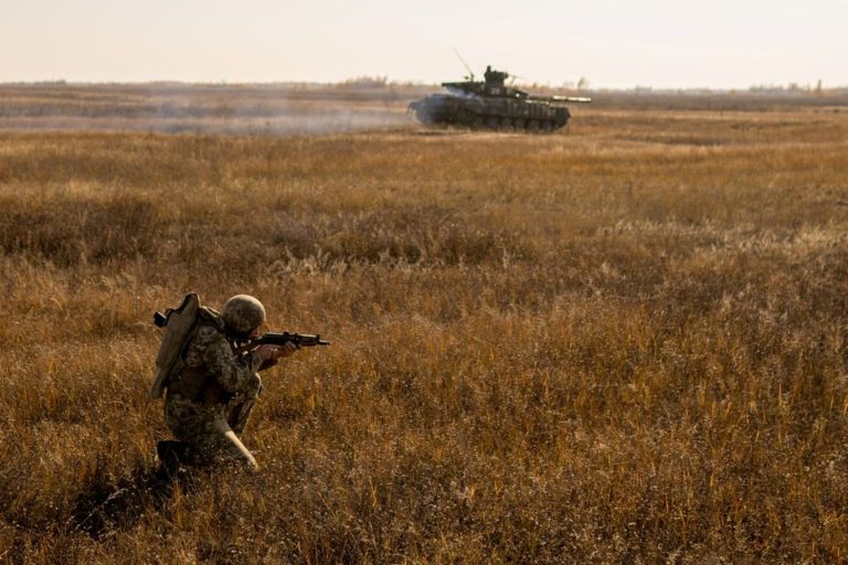 Россия и Украина повышают боевую готовность с помощью учений