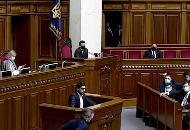 (ВИДЕО) Депутат показал Владимиру Зеленскому средний палец в Верховной Раде