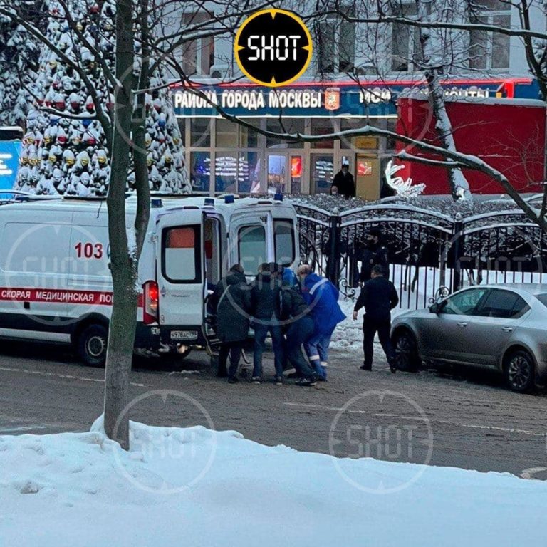 В Москве посетитель открыл стрельбу в МФЦ после отказа надеть маску. Двое погибли