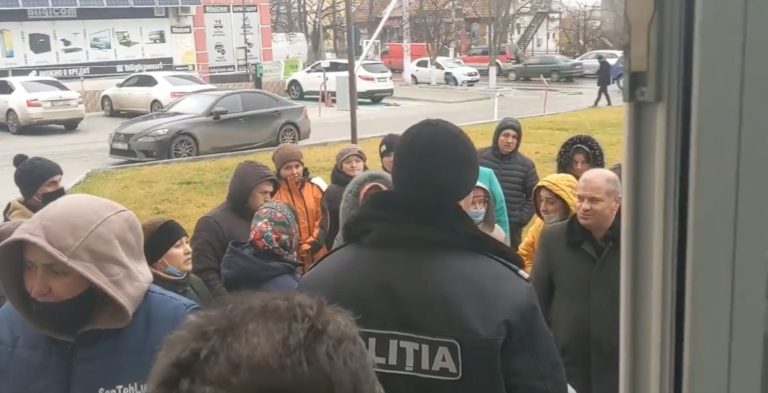 (ВИДЕО) Выходите к нам! Митингующие работники рынков больше 3 часов ждут на улице избрания спикера НСГ