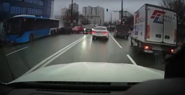 (ВИДЕО) Момент цепной аварии на улице Василе Александри в Кишиневе