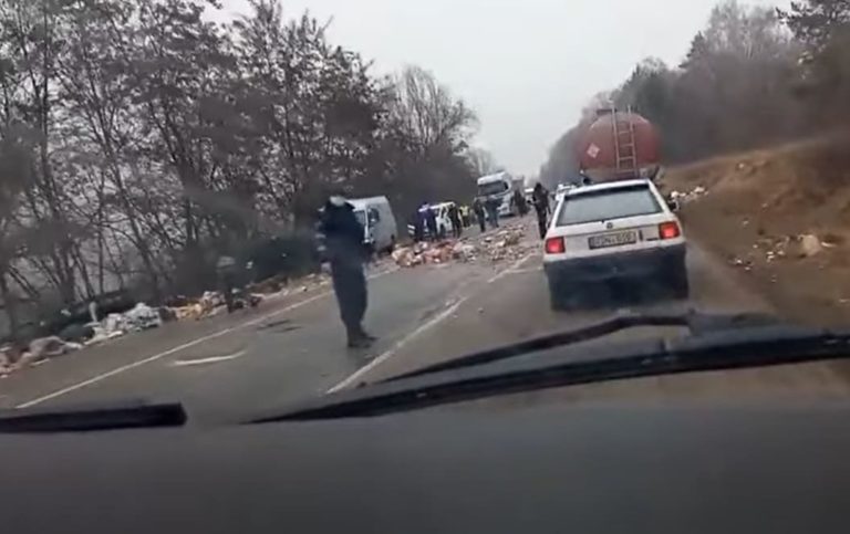 (ВИДЕО) От автобуса отцепился прицеп, в который врезался грузовик. Серьезное ДТП в Единецком районе