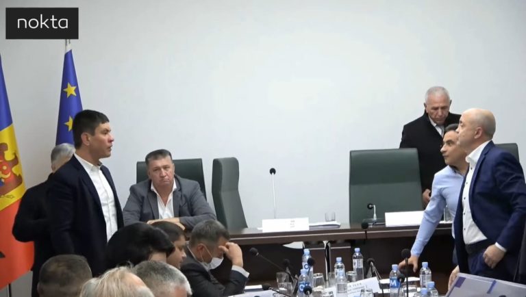 (ВИДЕО) «Лысый черт, бл*». Конфликт депутатов НСГ Петрова и Чимпоеша на последнем заседании