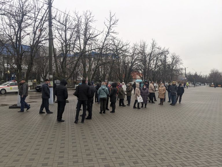 LIVE: Митинг в Комрате. Сотрудники рынков собрались перед зданием исполкома