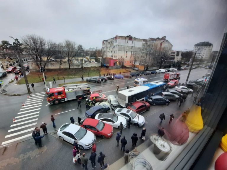 Mold-Street: Примария Кишинева заплатила около миллиона леев за автобус, повредивший 15 автомобилей