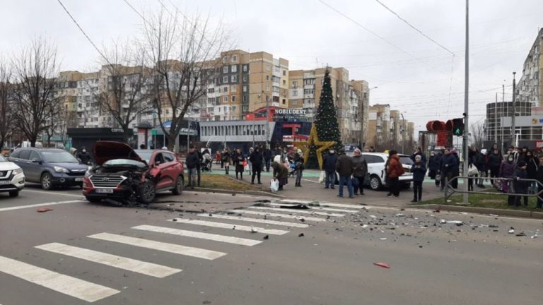 (ФОТО) ДТП в Кишиневе: в результате столкновения двух машин пострадали два подростка 