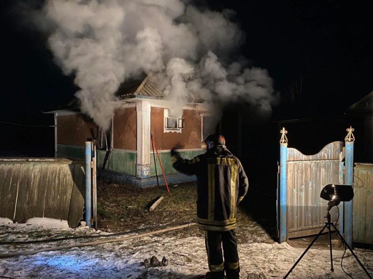 (ФОТО) В селе Бульбоака загорелся дом. Пожарным удалось спасти хозяйку