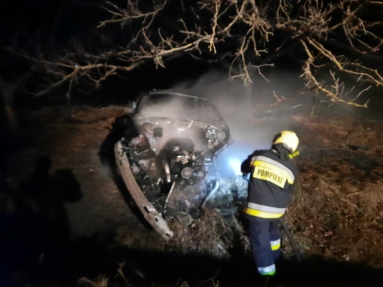 (ФОТО) Трагическая смерть на юге Молдовы: 30-летний водитель не смог выбраться из горящего автомобиля