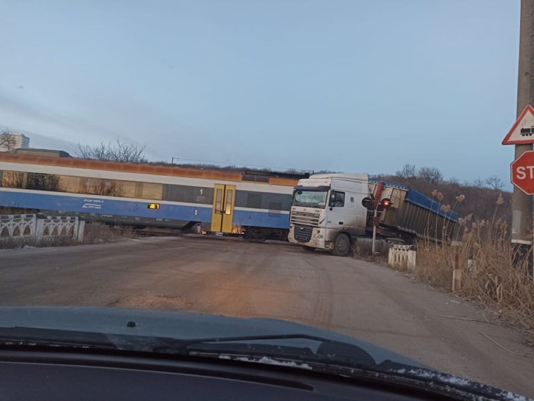 ДТП в столице: Поезд столкнулся с грузовым автомобилем на шоссе Мунчешть