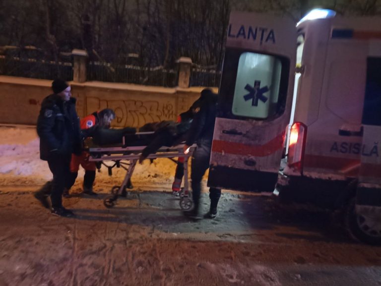 Трех бездомных вытащили из горящего дома в столице