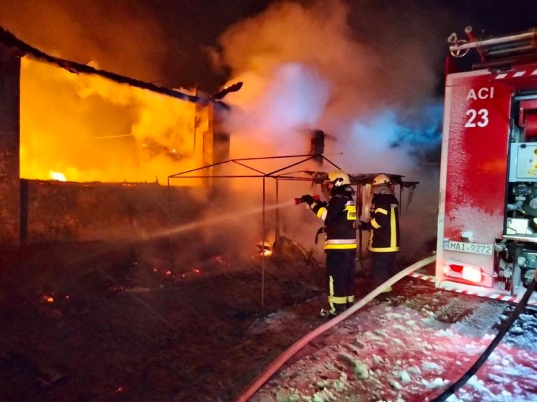 (ФОТО) На рынке в Бричанах ночью вспыхнул пожар: сгорело несколько торговых киосков
