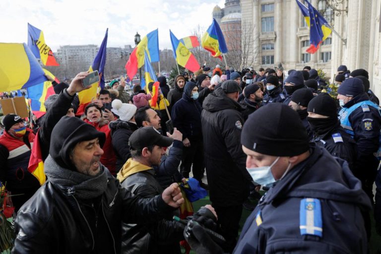 В Бухаресте толпа пыталась штурмовать парламент в знак протеста против антиковидных мер