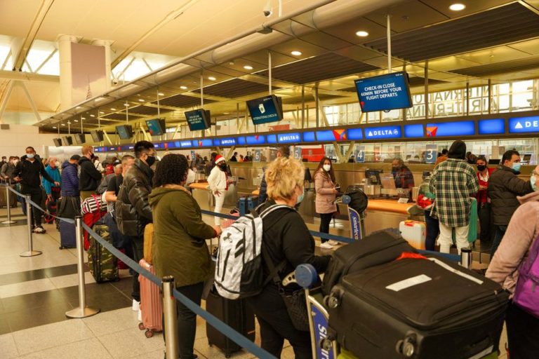 В канун католического Рождества по всему миру отменено более 2000 рейсов