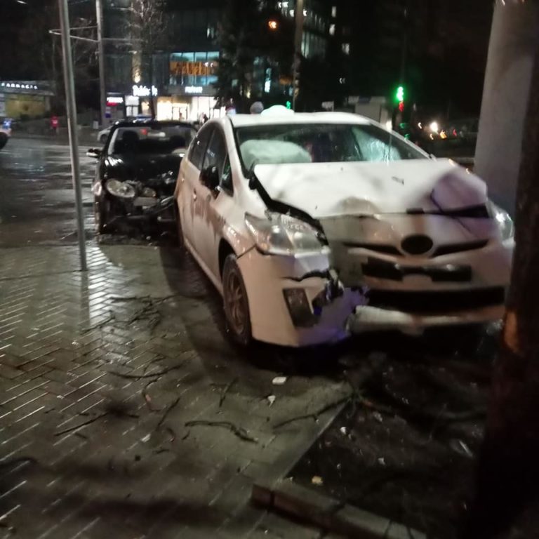 (ФОТО)Два автомобиля столкнулись в центре столицы. Одного из участников ДТП госпитализировали
