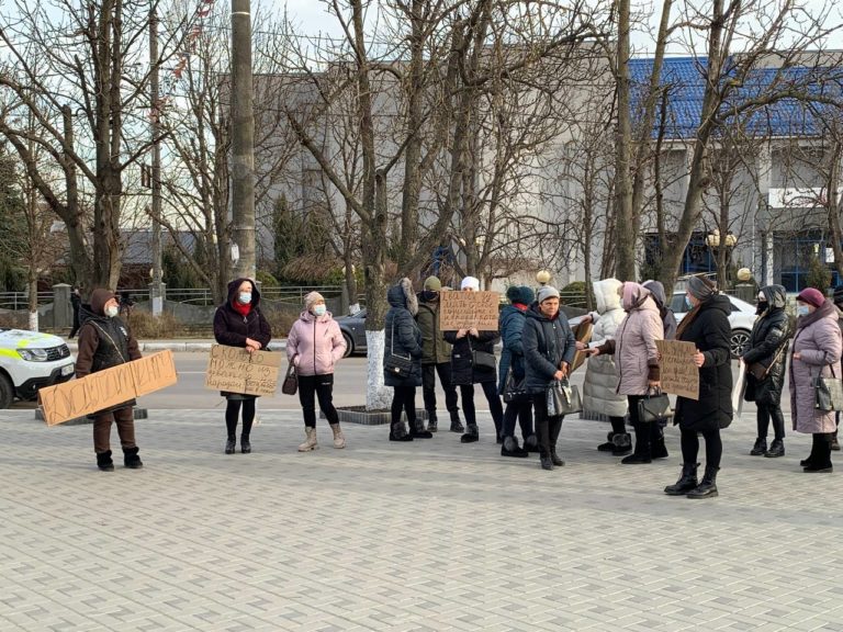 (LIVE) Работники рынков Гагаузии вышли на протест к Исполкому