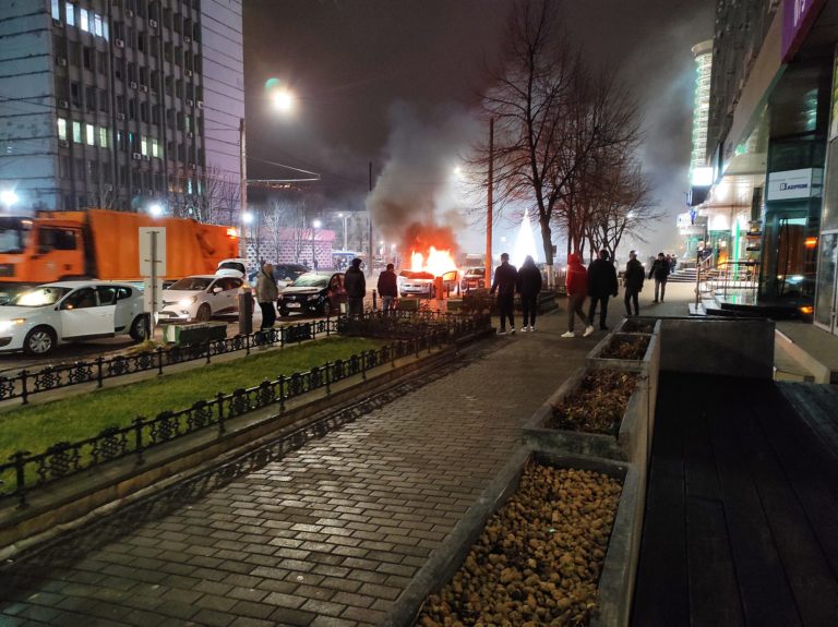 (ВИДЕО) Возле Нацбанка загорелся автомобиль