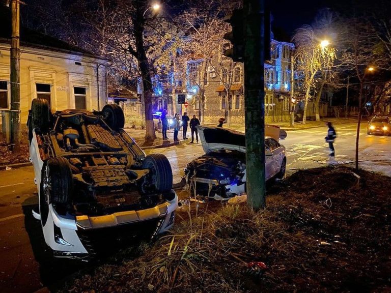 ДТП в Кишиневе. Серый Lexus первернулся на крышу, пострадавших нет
