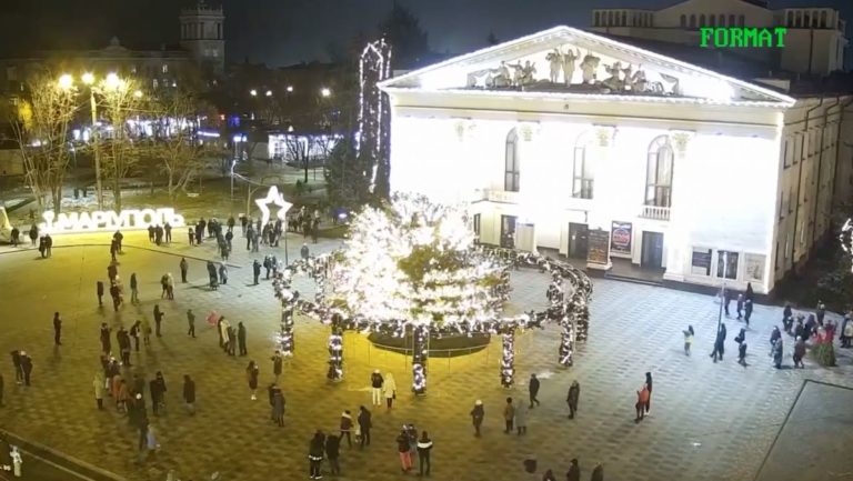 (ВИДЕО) На Украине из-за сильного ветра упало несколько новогодних ёлок