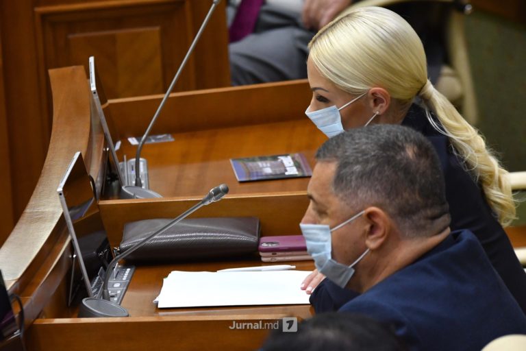(ФОТО) Зачем Марине Таубер три телефона?