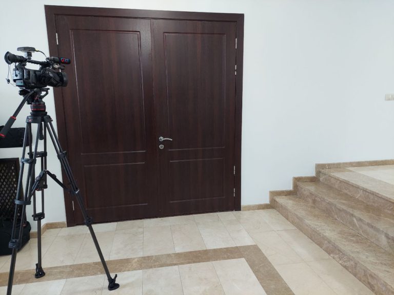 ФОТО ДНЯ: Депутаты за закрытой дверью «ведут переговоры»