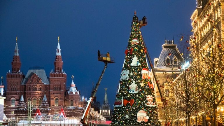 Российские чиновники и госкомпании потратили 1,8 млрд рублей на новогодние подарки самим себе