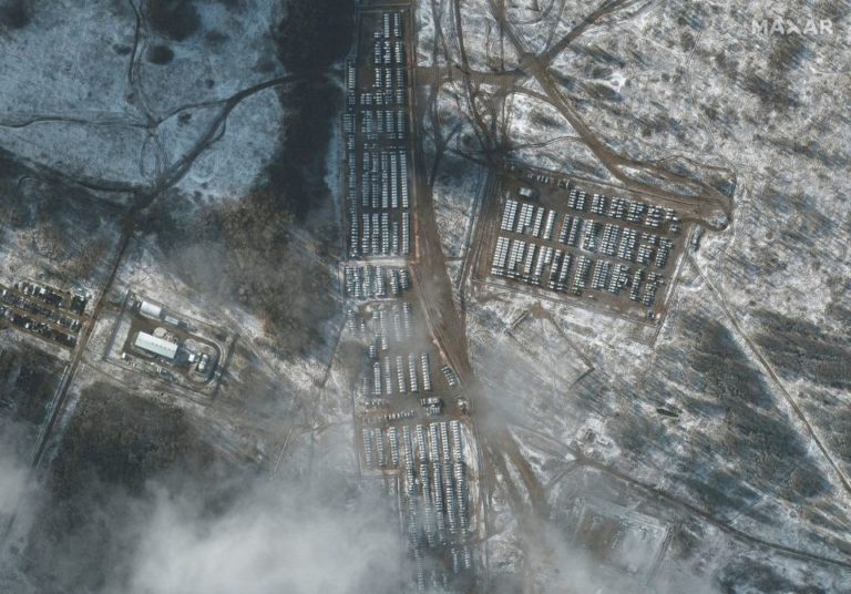 Спутниковые снимки показывают, что Россия все еще наращивает силы на границе  Украины