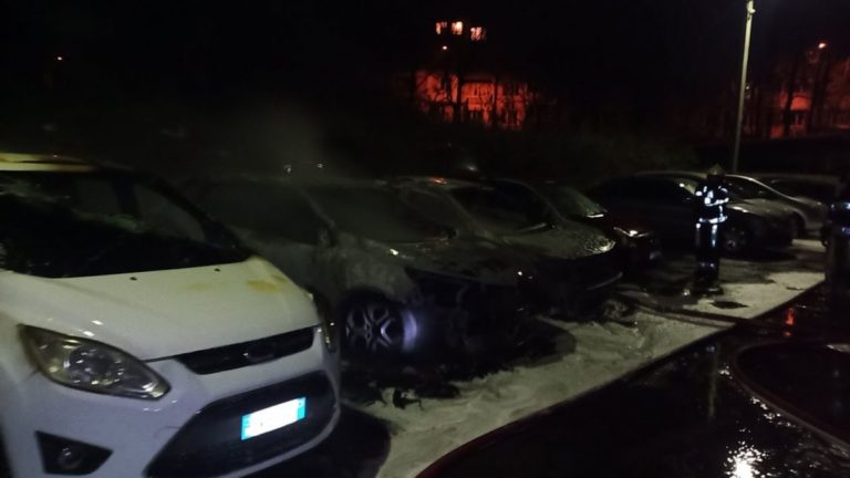 (ФОТО) В Кишиневе ночью сгорели четыре автомобиля. Причиной пожара мог стать поджог