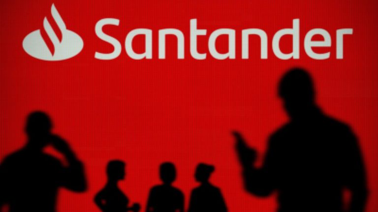 Санта Клаус поневоле: из за системной ошибки банк Satander в Британии раздал более 130 миллионов фунтов
