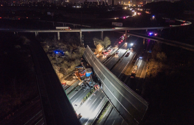 (ВИДЕО) В Китае мост рухнул на шоссе: четыре человека погибли, восемь ранены