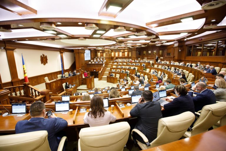 Депутатов парламента могут лишить иммунитета. Если Конституционный суд одобрит запрос