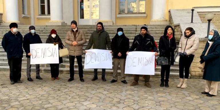 (ВИДЕО) У Минздрава прошла акция протеста. AUR требует отставки Аллы Немеренко