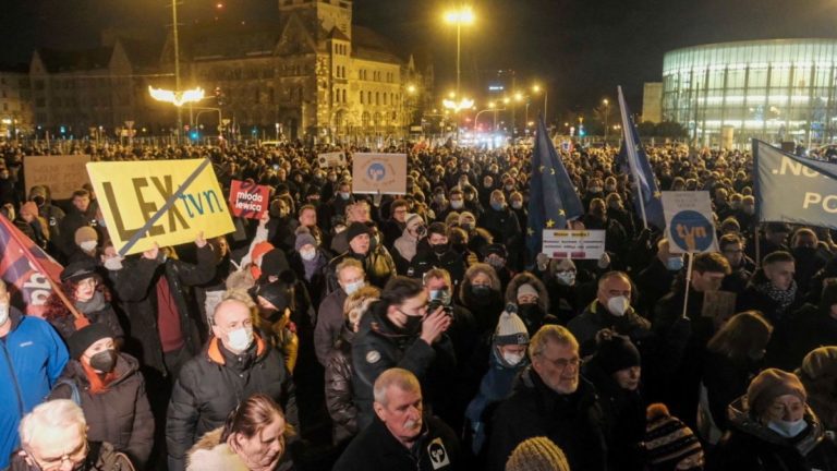 Протесты в Польше: «Нам нужно вето!», «Мы хотим свободные СМИ!»